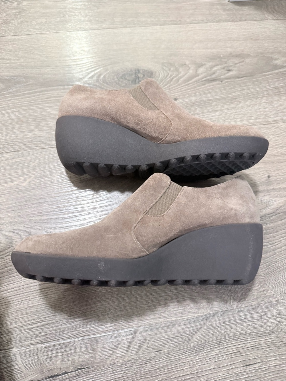 Aerosoles Women's Taupe Suede Wedge Zip Casual Shoes - Picture 4 of 6